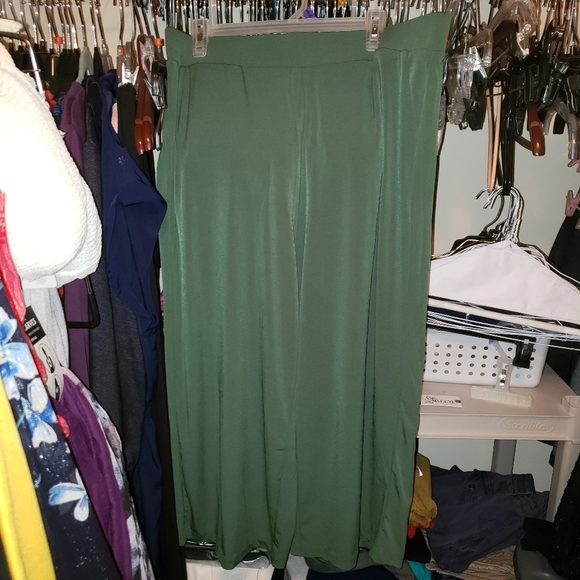 NWT 14W/16W Torrid green culottes pants - studio knit - Picture 2 of 4